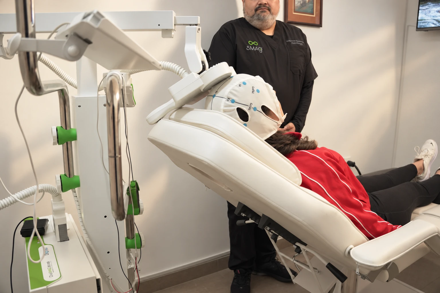 Equipo de Estimulación Magnética Transcraneal en sesión