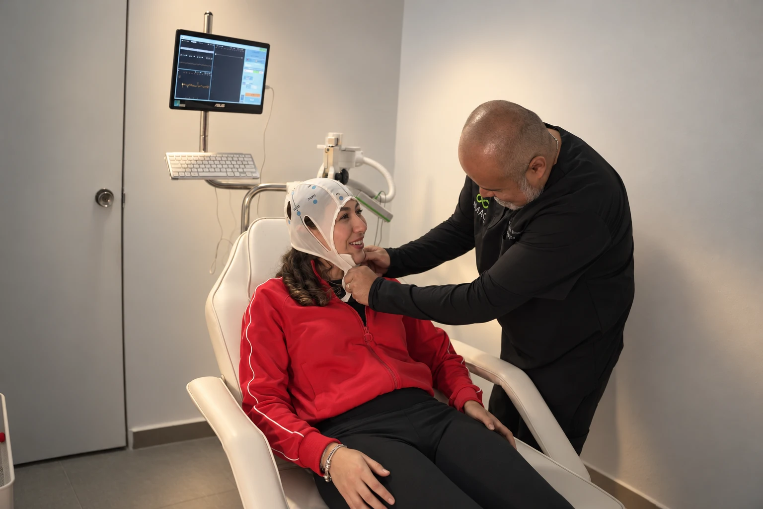 Especialista preparando la sesión de neuromodulación